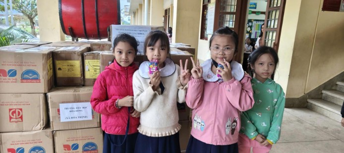 Sách giáo khoa đã đến tay học sinh xã vùng lũ Hòa Thịnh, Đắk Lắk